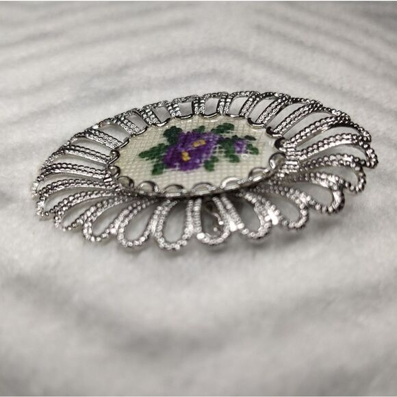 VINTAGE Petit point pansy crochet brooch - Picture 2 of 5